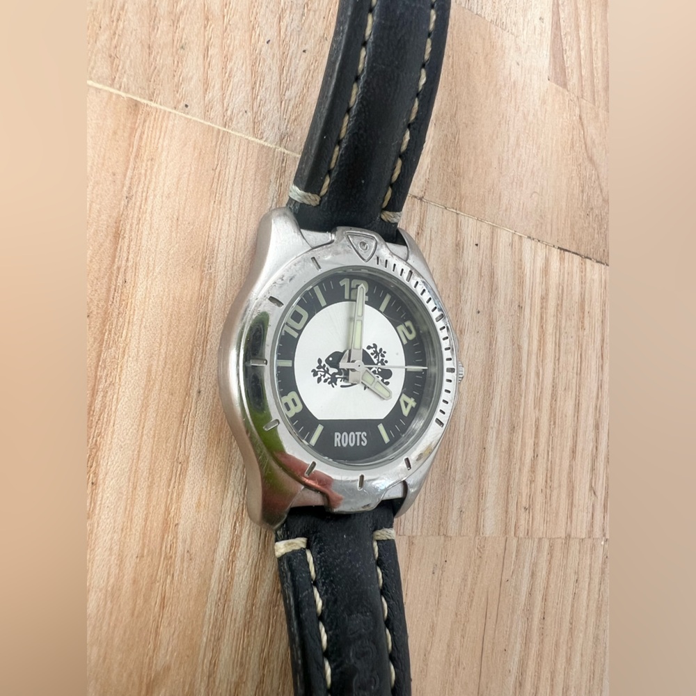 Roots Canada ladies silver tone black leather logo watch NEW BATTERY - Picture 2 of 10